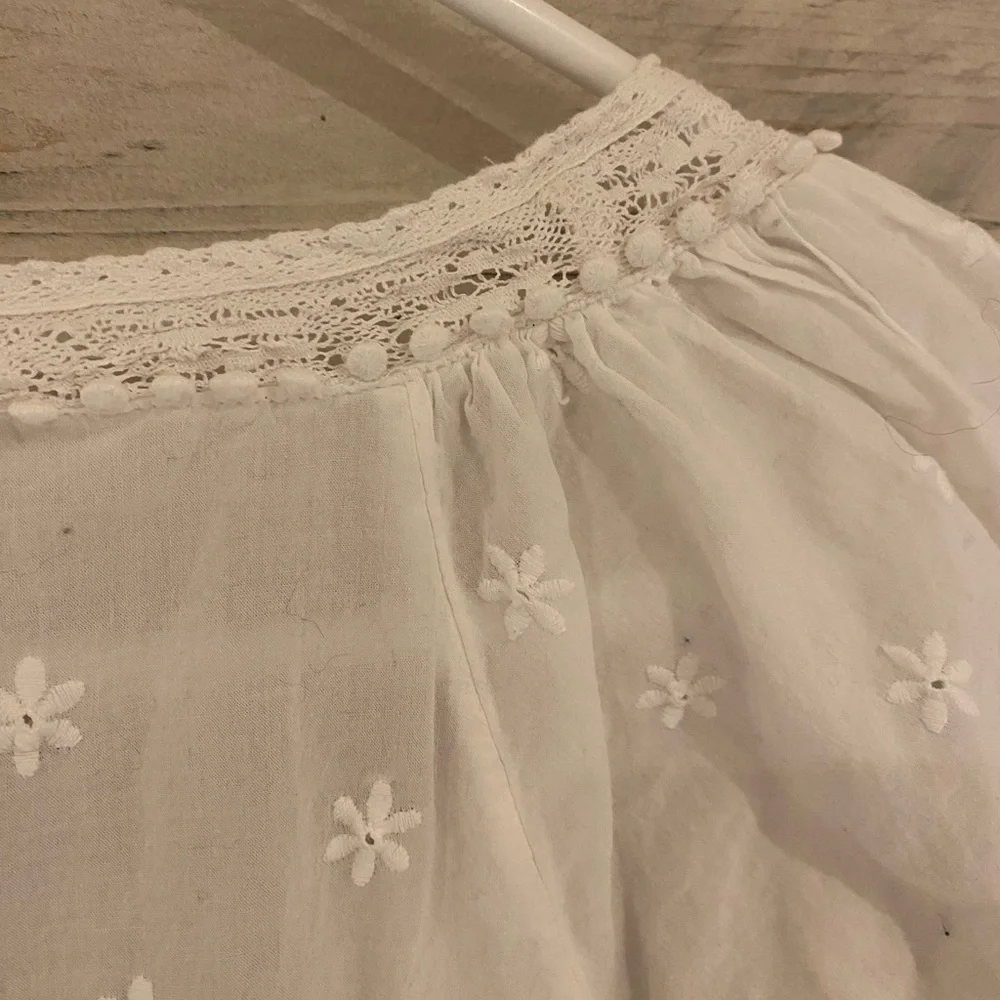 ๐ฉSOLD- Artizia - Sunday Best - white embroidered boho Blouse. - Picture 6 of 11
